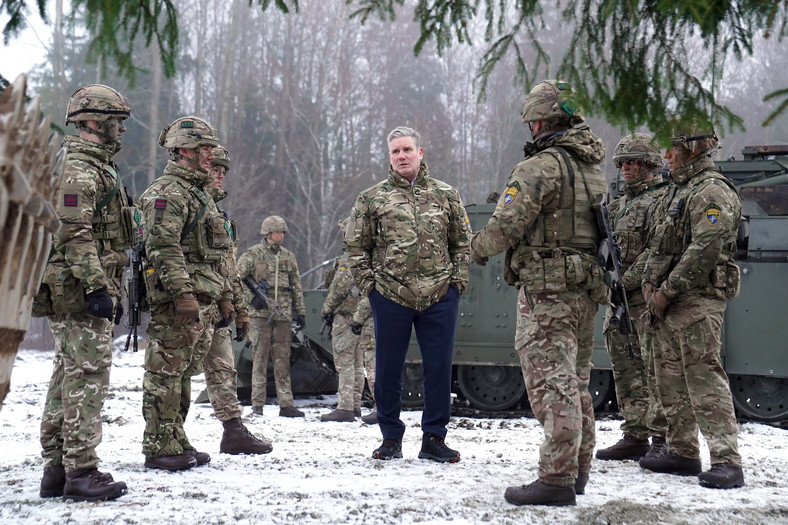 Lider Partii Pracy Keir Starmer na spotkaniu z brytyjskimi żołnierzami w natowskiej bazie operacyjnej Tapa w Estonii w pobliżu granicy z Rosją,  21 grudnia 2023 r.