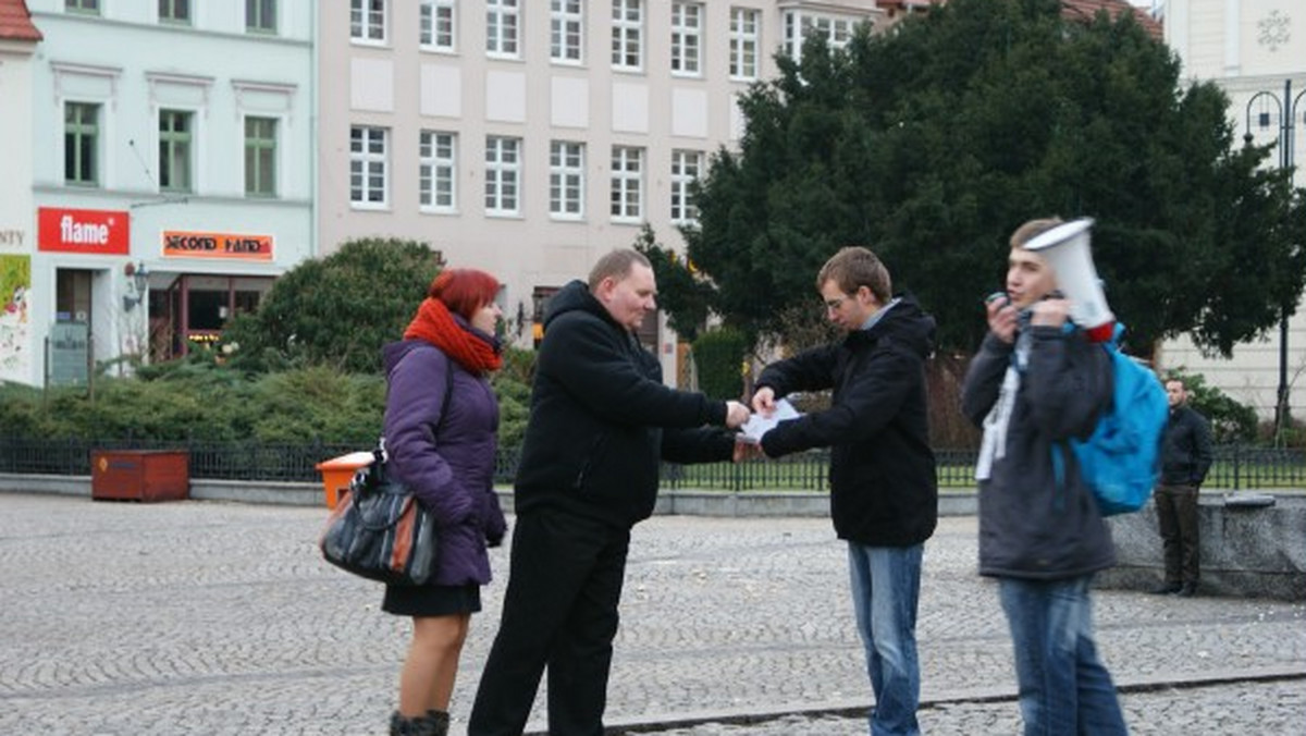 "MMBydgoszcz": Podczas manifestu mieszkańcy mieli podpisywać list do prezydenta miasta w sprawie cięć proponowanych przez ZDMiPK. Niewielu jednak zwróciło uwagę na protest.
