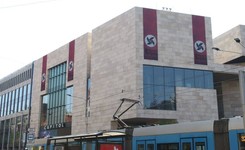 Swastyki jako promocja spektaklu? Kontrowersje związane z kampanią promującą 'Blaszany bębenek' w Teatrze Capitol