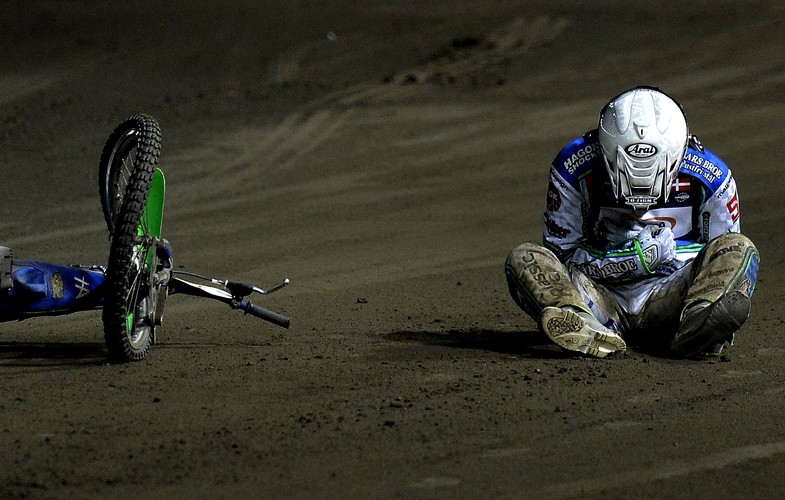 <b>Zdjęcie pojedyncze - zwycięzca w kategorii SPORT. Fot. Dariusz Delmanowicz </b>Rzeszów. Duński żużlowiec Hans Andersen po upadku na tor podczas jednego z biegów 4. finału Indywidualnych Mistrzostw Europy na żużlu. 29 września 2013