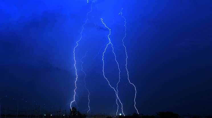 Az időjóst "villámcsapás" érte élő adásban /Fotó: Northfoto