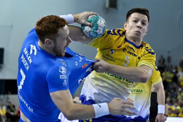 Zawodnik Industrii Kielce Michał Olejniczak (P) i Tomas Piroch (L) z Orlenu Wisły Płock podczas zaległego meczu 11. kolejki Ekstraklasy