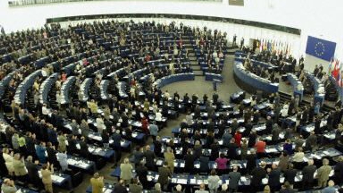 Parlament Europejski przyjął nowe rozporządzenie ws. badania przyczyn wypadków lotniczych w lotnictwie cywilnym. Zakłada ono dostęp do pełnej listy pasażerów lotu najpóźniej dwie godziny po wypadku, co umożliwi szybkie powiadomienie krewnych ofiar.