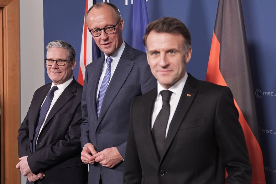 Premier Wielkiej Brytanii Keir Starmer, kanclerz Niemiec Friedrich Merz i prezydent Francji Emmanuel Macron podczas konferencji bezpieczeństwa w Monachium, 13 lutego 2026 r.