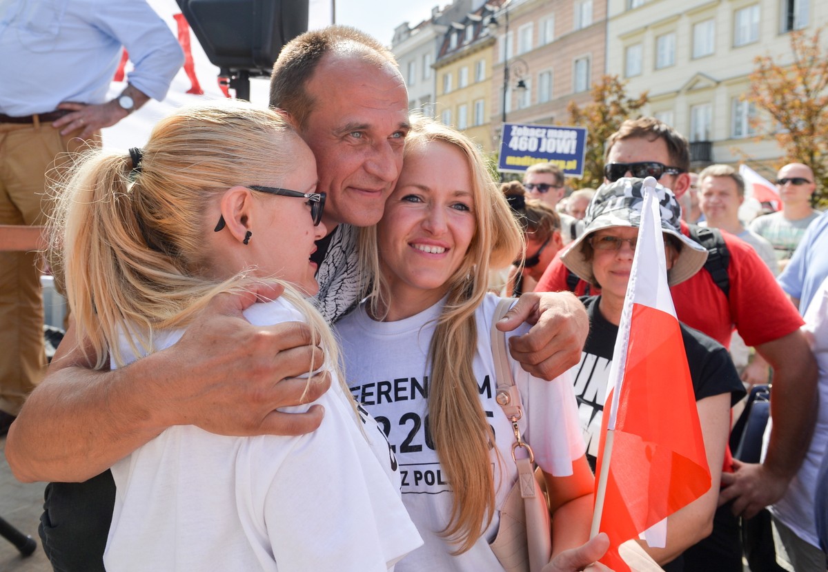 Paweł Kukiz z uczestnikami VII Ogólnopolskiego Marszu po JOW-y