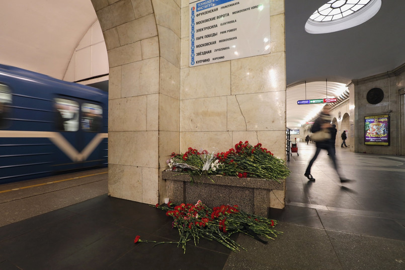 W poniedziałek w metrze w Petersburgu zamachowiec-samobójca zdetonował ładunek wybuchowy, zabijając 14 osób.