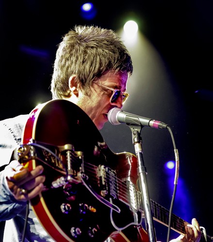 Noel Gallagher podczas występu na Roskilde Festival 2015