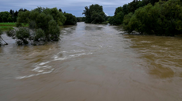 A lakóházak is veszélybe kerültek a Rába áradása miatt Körmendnél  / Fotó: MTI/Czeglédi Zsolt
