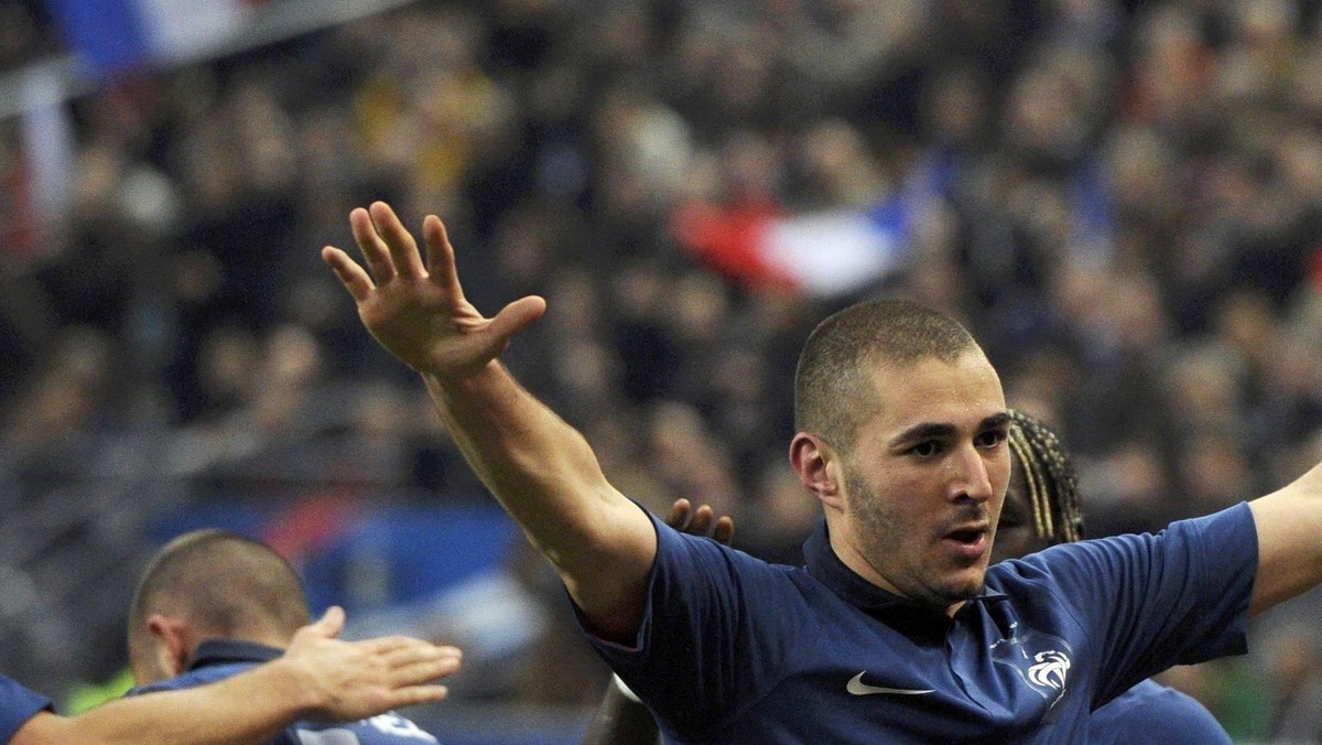 W towarzyskim spotkaniu na Stade de France, Trójkolorowi pokonali 1:0 (0:0) reprezentację Brazylii, a bohaterem meczu został napastnik Realu Madryt - Karim Benzema. Canarinhos kończyli mecz w osłabieniu po czerwonej kartce dla Hernanesa.