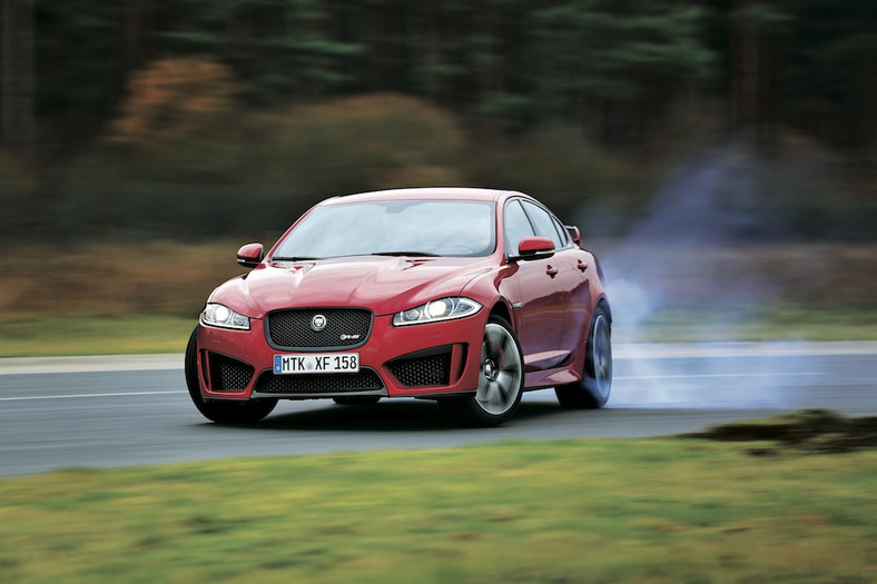 10 aut w teście spalania przy pełnym gazie - Jaguar XFR-S