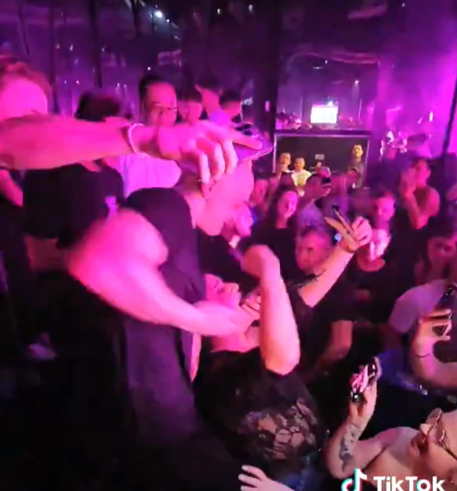 Desingerica šokirao na nastupu