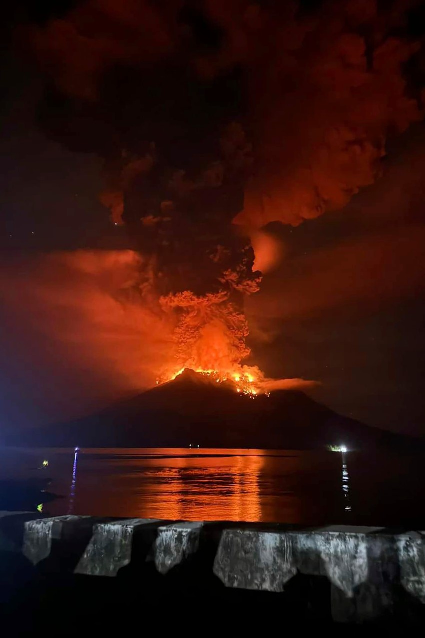 Erupcija vulkana Ruang, Indonezija, 17. aprila