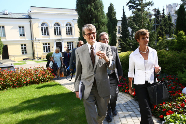 Członkowie delegacji od lewej: wiceprzewodniczący Komisji Weneckiej Kaarlo Tuori, szef wydziału sprawiedliwości konstytucyjnej w Sekretariacie Komisji Weneckiej Schnutz Rudolf Duerr oraz Sarah Cleveland, po spotkaniu w Senacie w Warszawie