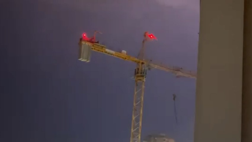 Kran se ljulja kao igračka