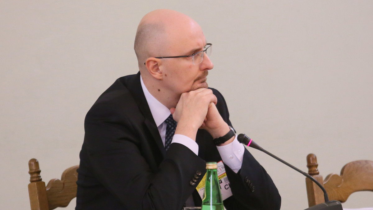 Dotychczasowy zastępca przewodniczącego KNF Marcin Pachucki został przez premiera wyznaczony na pełniącego obowiązki szefa Komisji do czasu powołania nowego przewodniczącego - poinformowała Komisja w komunikacie.