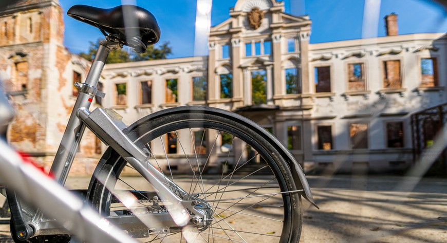 Nieopodal ruin barokowego pałacu, przez stulecia rezydencji należącej do rodu Hatzfeldtów, postawiono stanicę rowerową. Jej otwarcie już wiosną.