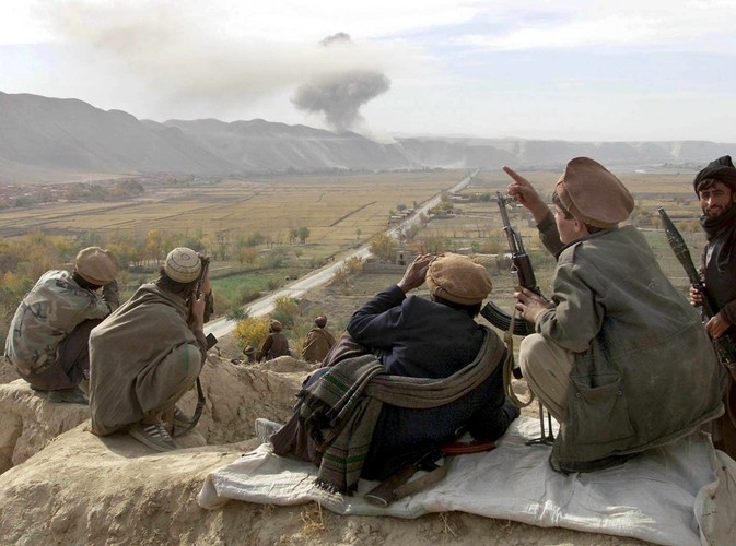 18 listopada 2001, bojownicy Koalicji Pólnocnej obserwują nalot amerykańskich bombowców na pozycje Talibów