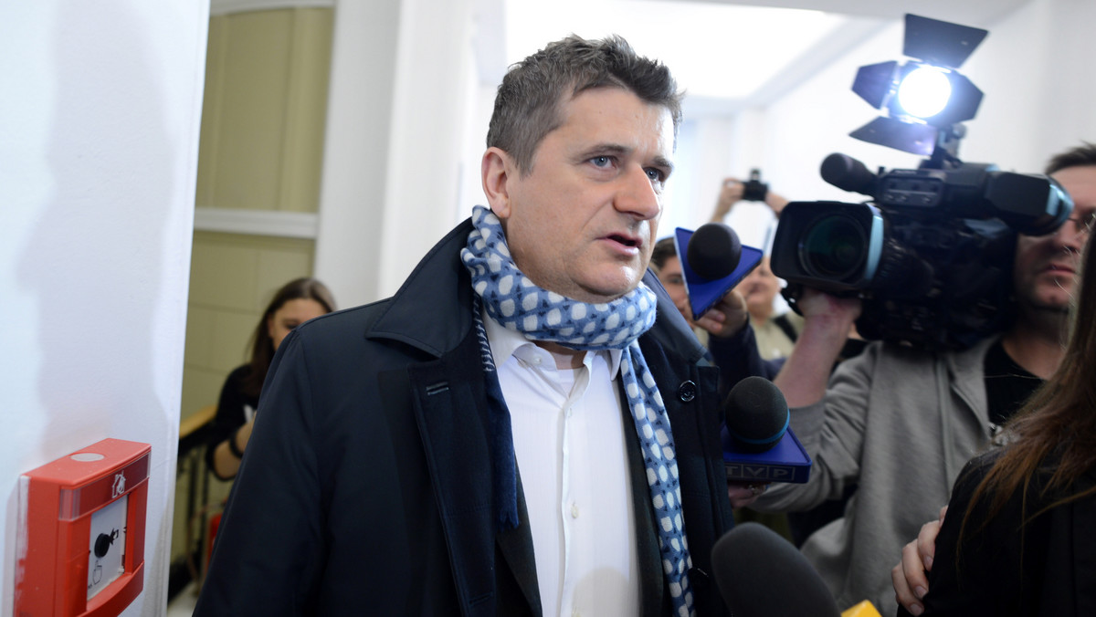 Janusz Palikot poszedł na bitwę z Wandą Nowicką i niehonorowo poległ, bo zasugerował, że być może chciałaby ona zostać zgwałcona — jest więc pod "grubą kreską" w tym tygodniu. Pozytywnie wyróżnili się z kolei artyści, którzy wzięli udział w akcji "Nie czytasz? Nie idę z Tobą do łóżka".