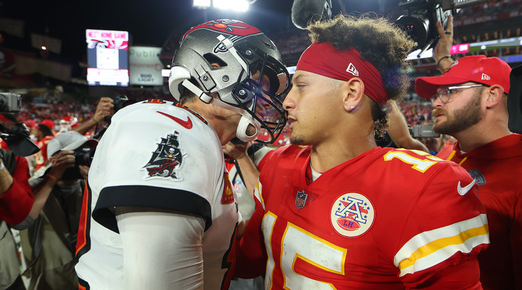 Tom Brady és Patrick Mahomes is kitett magáért az NFL szuperrangadóján, végül utóbbi örülhetett /Fotó: Getty Images