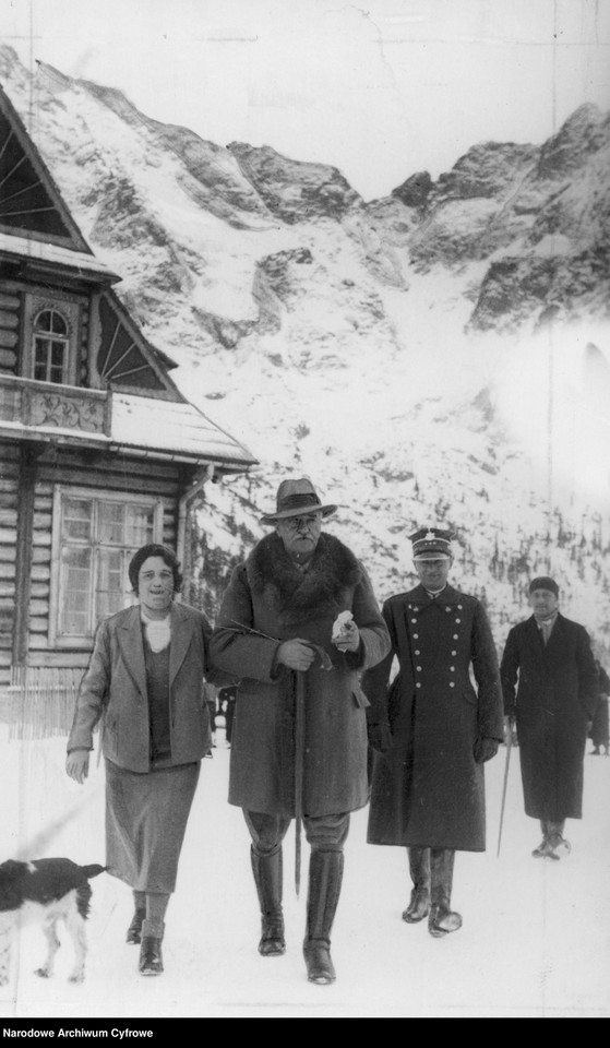Pierwsze damy II RP: Maria Mościcka (na zdjęciu:  Ignacy Mościcki z żoną Marią na spacerze. Widoczny także m.in. adiutant prezydenta RP kpt. Józef Hartman (na prawo za prezydentem) w 1934 r.)