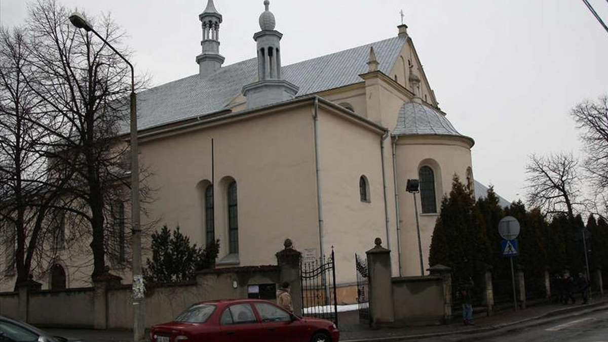 Proboszcz z Wolbromia wykreśla z ksiąg parafialnych wiernych, którym nie podobają się jego rządy. Organista Grzegorz Pasierba stanął publicznie w obronie zwolnionego ojca, także organisty z 20-letnim stażem, i domagał się legalnego zatrudnienia. Przypłacił to wyrzuceniem z parafii, bo ks. Zbigniew Luty rządzi parafią jak prywatnym folwarkiem.