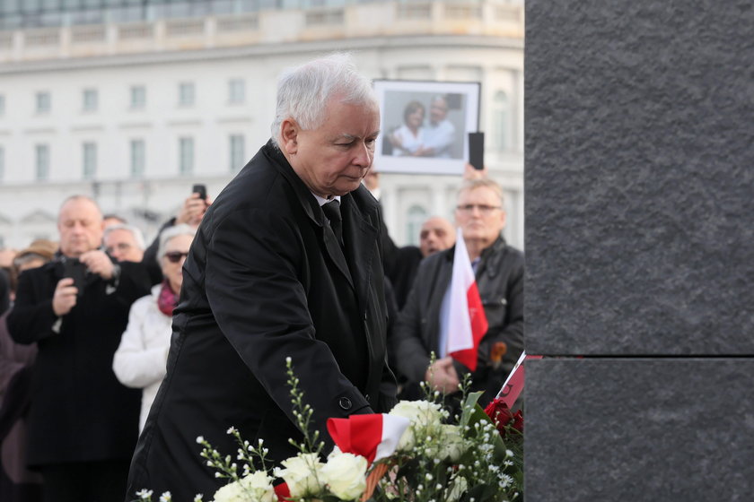 Jarosław Kaczyński złożył kwiaty przed pomnikiem Lecha Kaczyńskiego