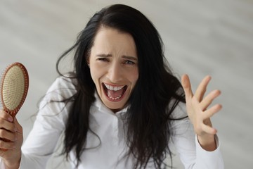 A stresszt kiváltó ok megszűnésével a teogén effluvium magától megszűnik. A haj nagyjából 3-6 hónap után kezd el újra kinőni. Azonban a stressz következtében a telogén effluvium folytatódhat vagy újra megjelenhet.