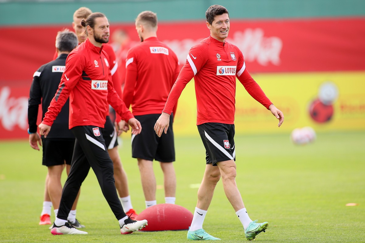 Piłkarze reprezentacji Polski Grzegorz Krychowiak (L) i Robert Lewandowski (P) podczas treningu na zgrupowania kadry w Warszawie