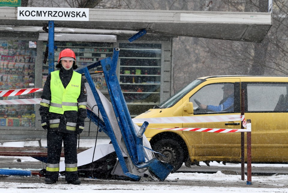 19-latek wjechał samochodem w przystanek