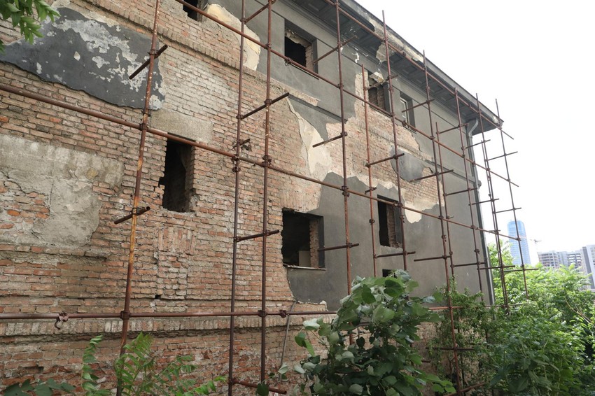 Bilo je nekoliko inicijativa da se nešto uradi povodom napuštenog objekta, međutim svaku priču o rušenju ili renoviranju koči država Gvineja.