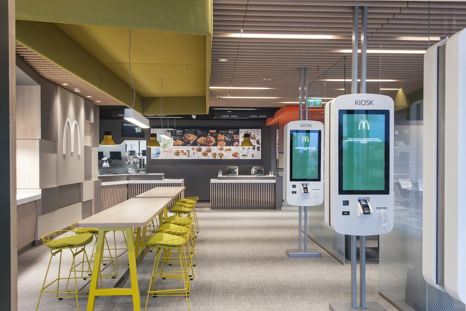 W nowym McDonald's nie zabraknie ostatnich nowości sieci, takich jak np. panele dotykowe do zamawiania posiłków.