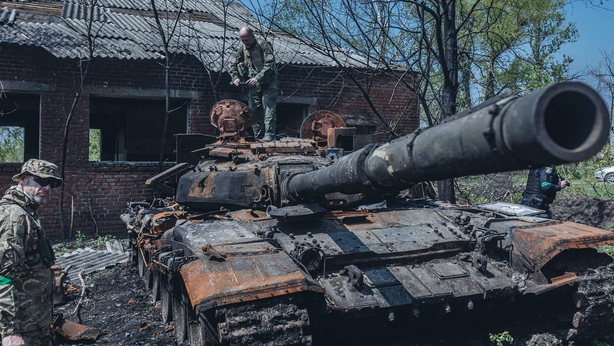 Zniszczony rosyjski czołg na obrzeżach Charkowa