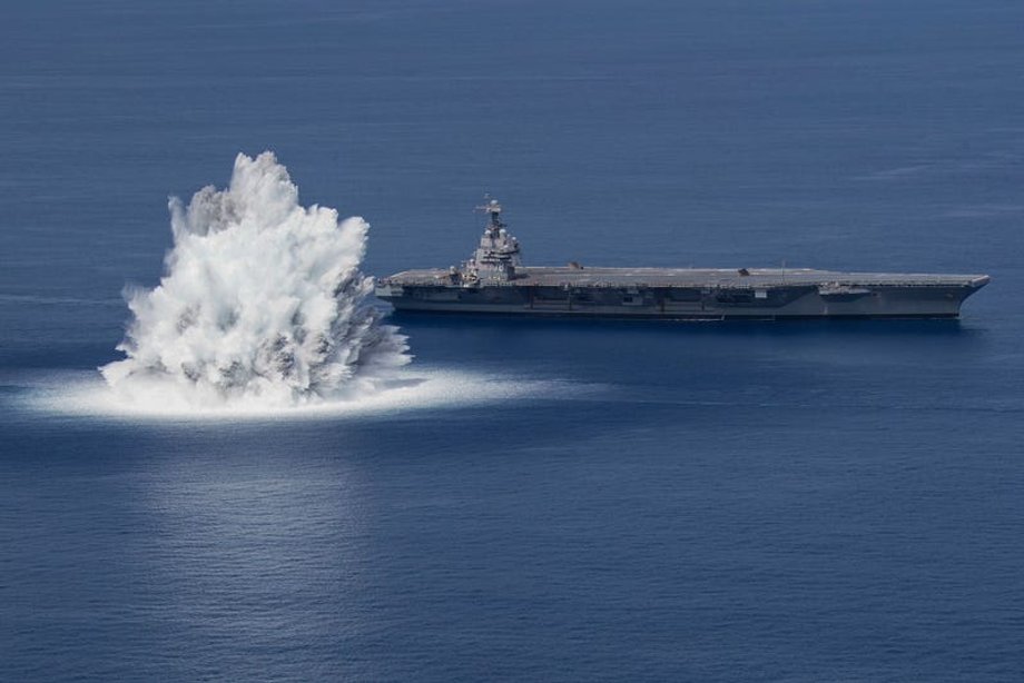 Lotniskowiec USS Gerald R. Ford podczas prób uderzeniowych na Oceanie Atlantyckim.