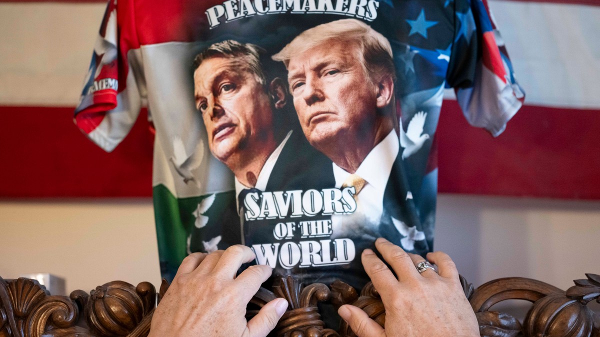 Majica sa likovima Viktora Orbana i Donalda Trampa