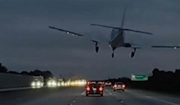 Avion sleteo na krov automobila