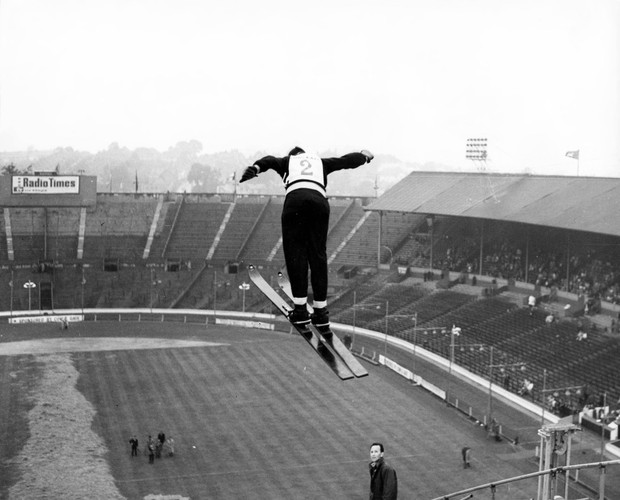 - Byłem w Warszawie i miałem możliwość odwiedzenia Stadionu Narodowego. Nie wykluczam, że mógłby się na nim odbyć konkurs skoków narciarskich – ta wypowiedź Waltera Hofera, dyrektora konkurencji skoków Międzynarodowej Federacji Narciarskiej, rozpaliła wyobraźnię kibiców.

Na pomysł zorganizowania konkursu skoków na Stadionie Narodowym wpadli działacze Tatrzańskiego Związku Narciarskiego, ponieważ zdaniem ekspertów profil skoczni można wkomponować w obiekt. Miały to być zawody otwierające rywalizację w Pucharze Świata w sezonie olimpijskim 2013/2014, jednak plany nie wypaliły ze względu na światowy kongres klimatyczny ONZ, który w listopadzie zajął Stadion. <br>
Apoloniusz Tajner poinformował w ubiegłym roku, że w planach PZN jest cykliczne rozgrywanie zawodów Pucharu Świata w skokach narciarskich w Warszawie. - Takie jest założenie, aby od 2014 roku co sezon walka o Kryształową Kulę rozpoczynała się w stolicy. Wszystko zależy jednak od tego, jak uda się przeprowadzić pierwsze zawody – powiedział. Kibicom pozostaje więc czekać na jesień.

<br> Konkurs skoków na stadionie Wembley, 1 czerwca 1961 r. /PAP