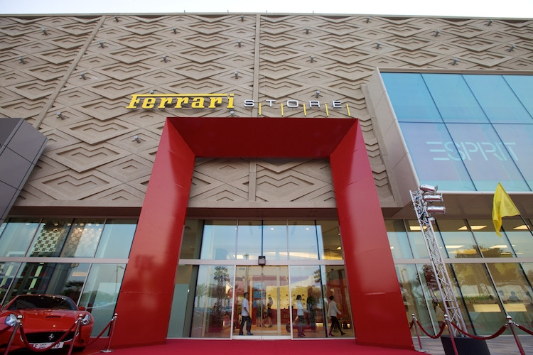 Największy na świecie salon Ferrari został otwarty w Dubaju