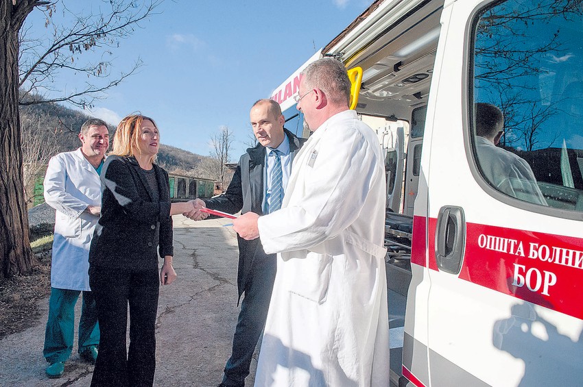 Ambulantno vozilo i medicinska oprema koju je Fondacija donirala Opštoj bolnici u Boru značajno su poboljšali uslove rada u toj ustanovi