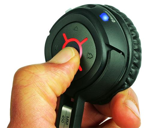 Słuchawki bleutooth przy podłączania musimy ustawić w trybie parowania. Zazwyczaj uruchamiamy go, wciskając i przytrzymując kilka sekund przycisk włącznika