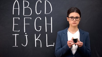 24 lata zatrudnienia, 20 lat nieobecności. Skąd pochodzi nauczycielka-rekordzistka?