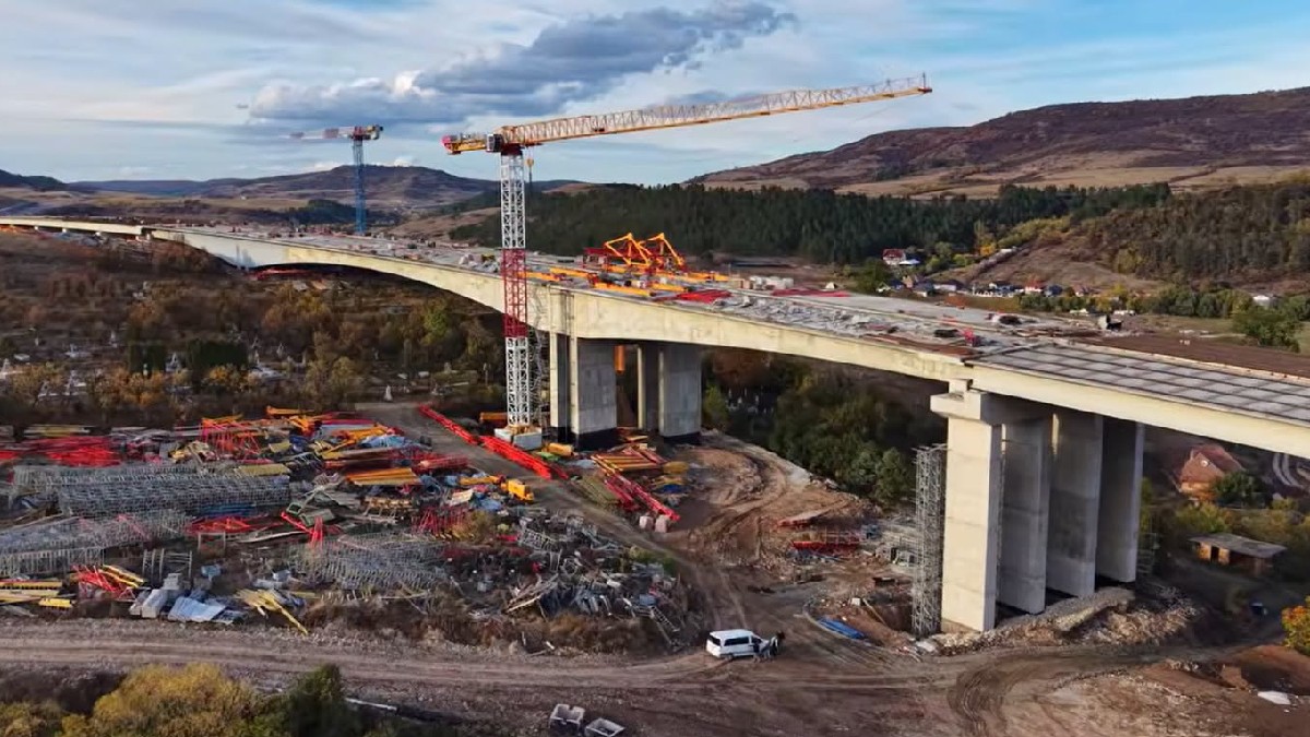 Cum arată spectaculosul viaduct de la Nădășelu, de pe A3, construit în consolă deasupra cimitirului