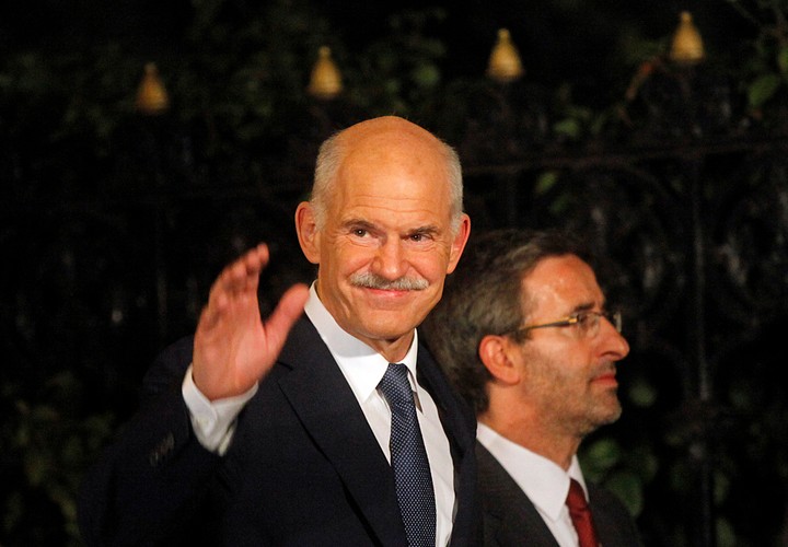 Jeorjos Papandreu był premierem Grecji od 2009 roku. Na skutek kryzysu gospodarczego i politycznego złożył dymisję 10 listopada 2011 r. Lukas Papademos  został oficjalnie zaprzysiężony na premiera 11 listopada 2011 r.