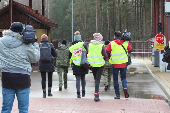 Dziennikarze zwiedzający zamknięte przejście graniczne z Białorusią w miejscowości Połowce-Pieszczatki, 17.12.2021.