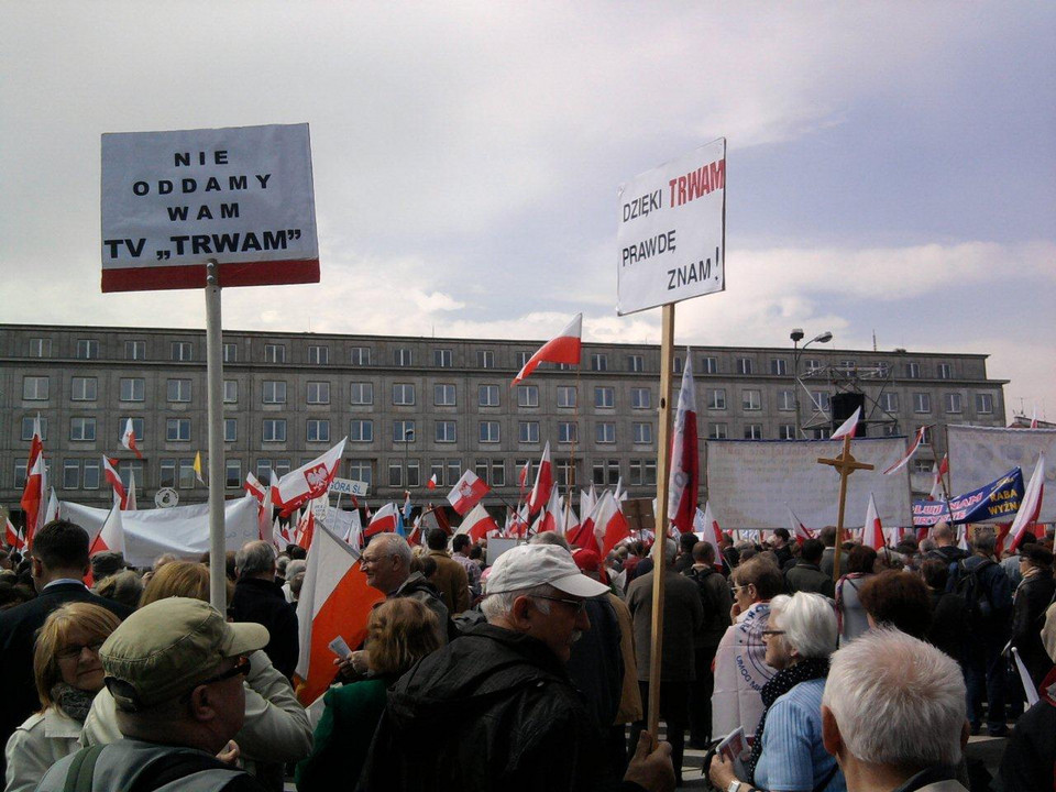 Transparenty zwolenników TV Trwam