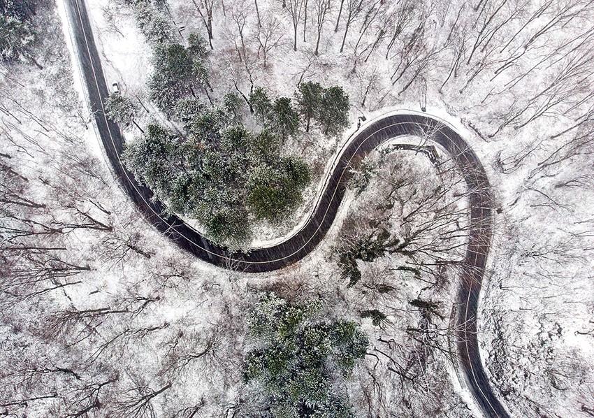 Ekstremno hladne zime: Poslednju ekstremno hladnu zimu imali smo 2012. godine, kada je samo tokom jednog vikenda 37 opština proglasilo vanrednu situaciju zbog snežnih nanosa i hladnoće.Te zime zabeležena je pojava koja nije uobičajena za velike gradove, da sneg pada u velikim količinama čak i na -10 stepeni.Snežne zime zabeležene su i 1954, 1962, 1969, 1984, 1999...