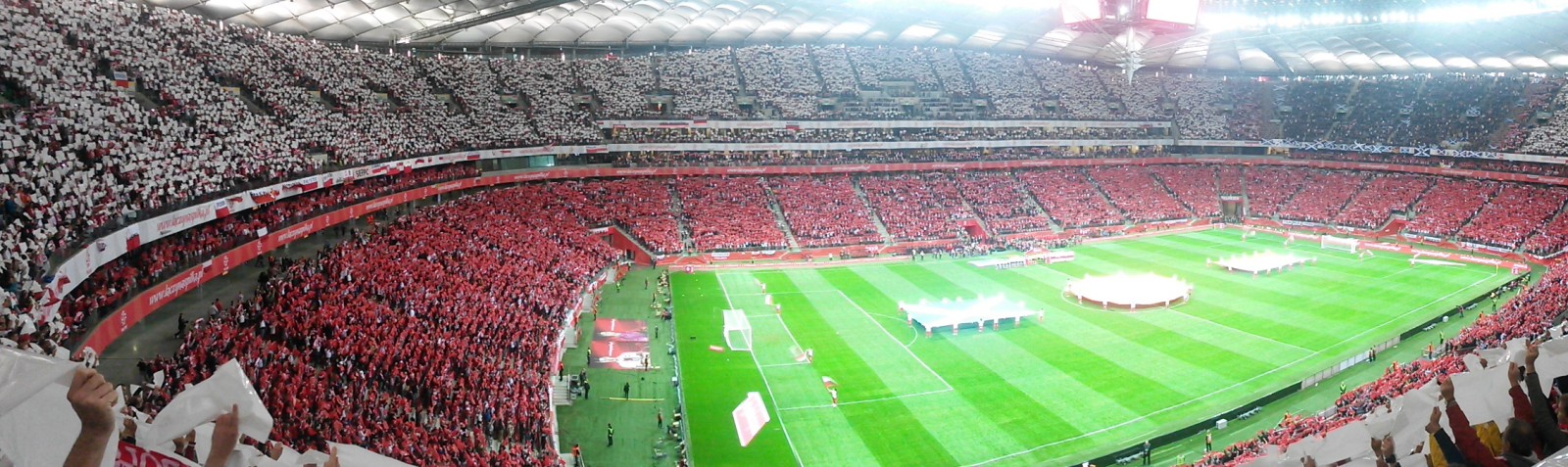 Polak Arkadiusz Milik (L) fetuje z Arturem Jędrzejczykiem (P) strzelenie bramki drużynie Szkocji na 2-2 podczas meczu eliminacyjnego piłkarskich mistrzostw Europy