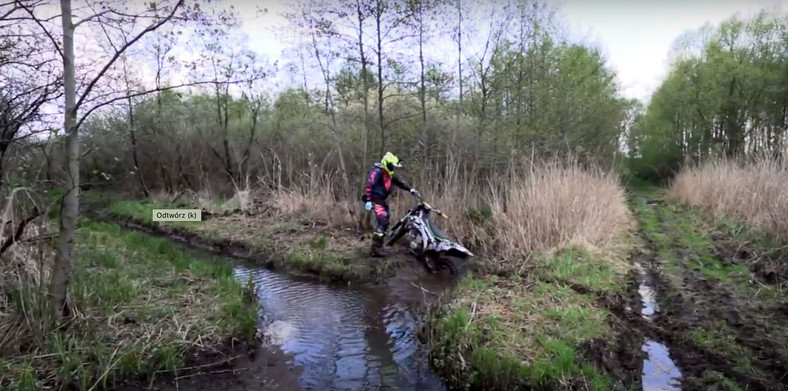 Motocrossowy mistrz Polski niszczy pole i chwali się tym w sieci