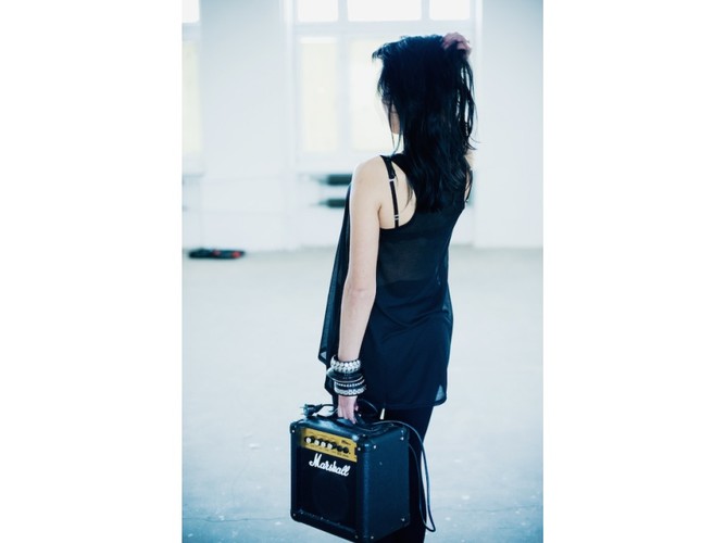 Gdy rock Ci w duszy gra, postaw na elektryzujące dodatki - stylizacja z wykorzystaniem akcesoriów marki Delamo