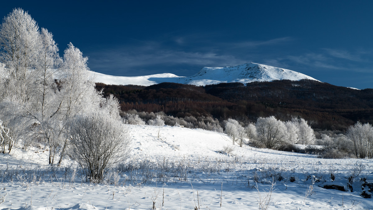 Bieszczady. Mimo zagrożenia lawinowego spory ruch turystyczny