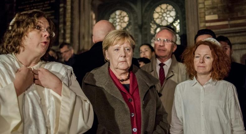 German Chancellor Angela Merkel met rabbi Gesa Ederberg (l) and other members of the Jewish community at a vigil outside the New Synagogue in Berlin